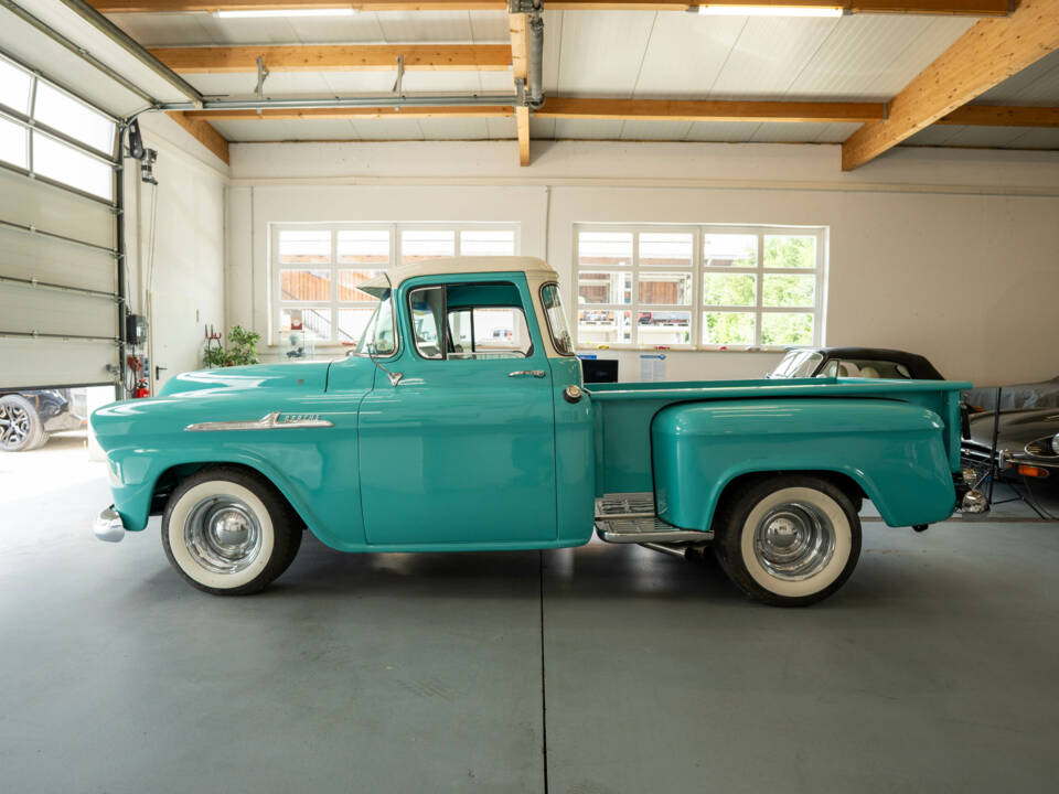 Image 2/38 of Chevrolet Apache Stepside (1958)