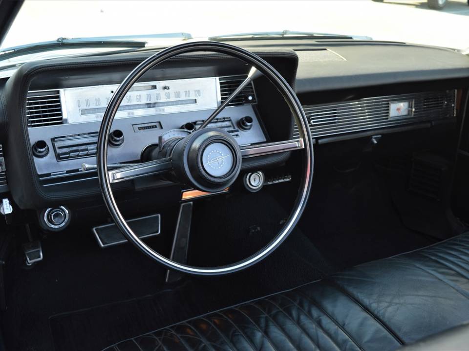 Image 27/50 of Lincoln Continental Convertible (1967)