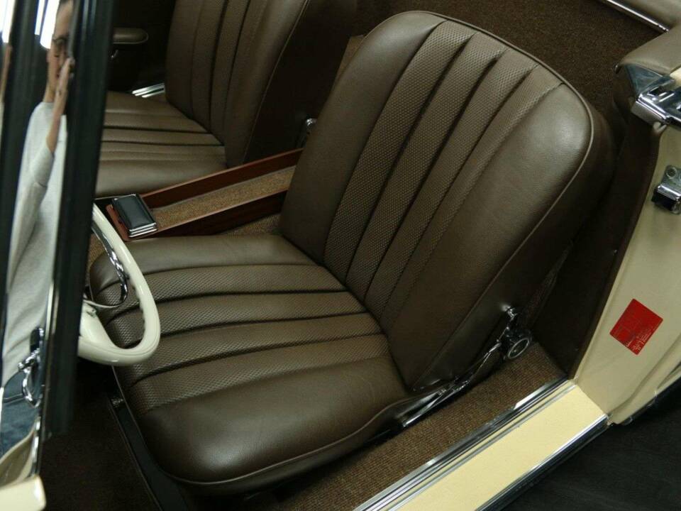 Image 13/50 of Mercedes-Benz 230 SL (1967)