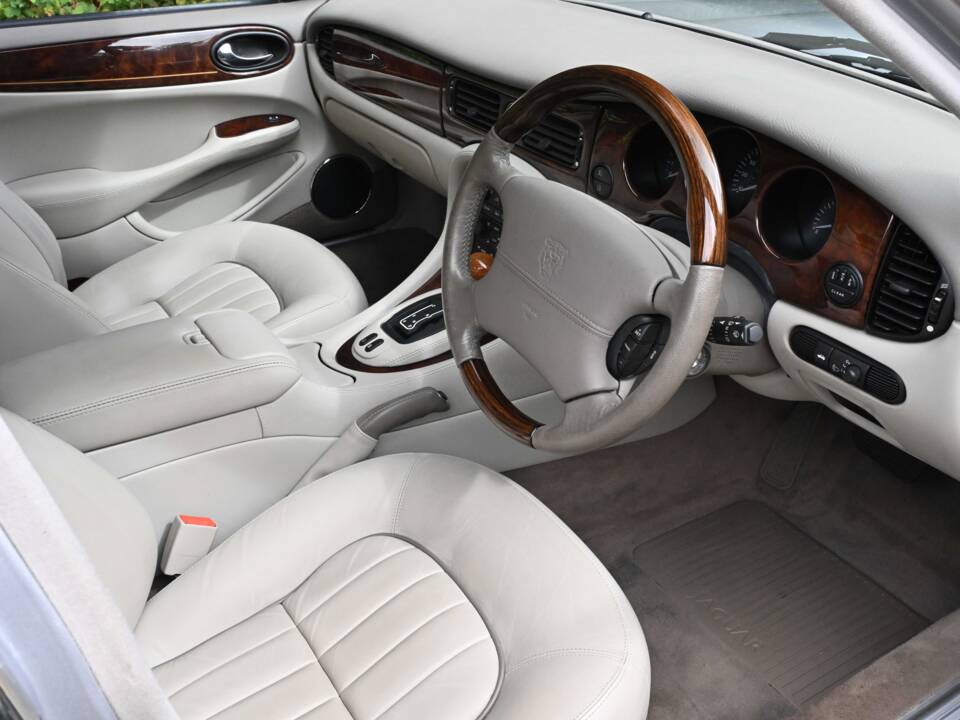 Immagine 4/50 di Jaguar XJ 8 Executive (2002)