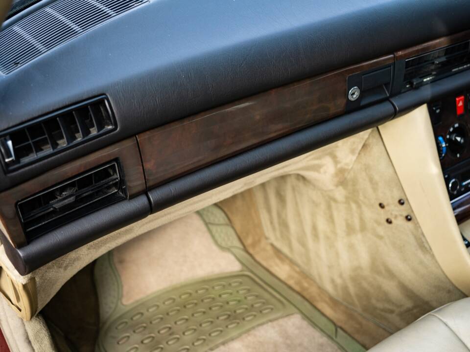 Bild 22/26 von Mercedes-Benz 500 SEC (1990)