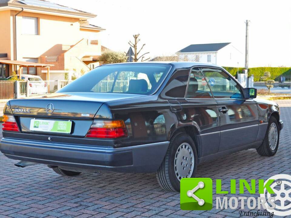 Bild 5/10 von Mercedes-Benz 300 CE (1990)