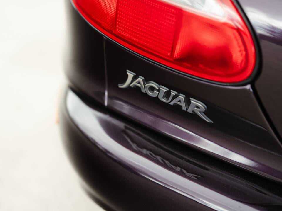 Image 16/42 of Jaguar XK8 4.0 (1999)