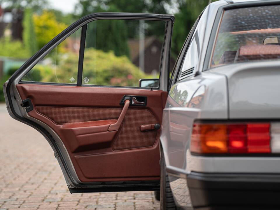 Bild 56/62 von Mercedes-Benz 190 E (1983)
