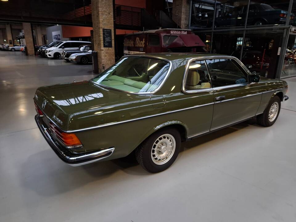 Bild 7/8 von Mercedes-Benz 280 CE (1981)
