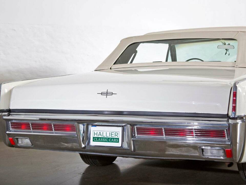 Image 16/20 of Lincoln Continental Convertible (1966)