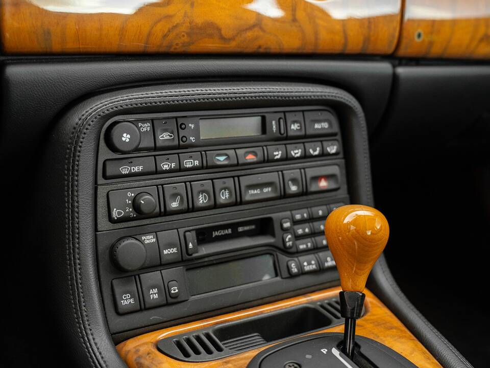 Bild 32/37 von Jaguar XKR (2001)