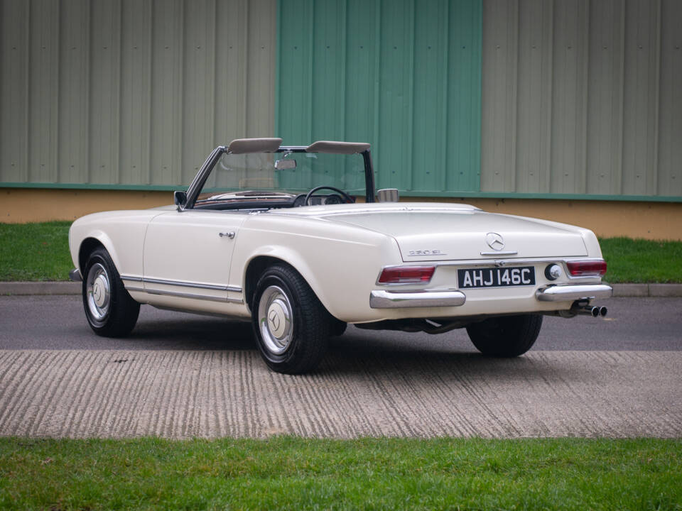 Image 8/29 of Mercedes-Benz 230 SL (1965)