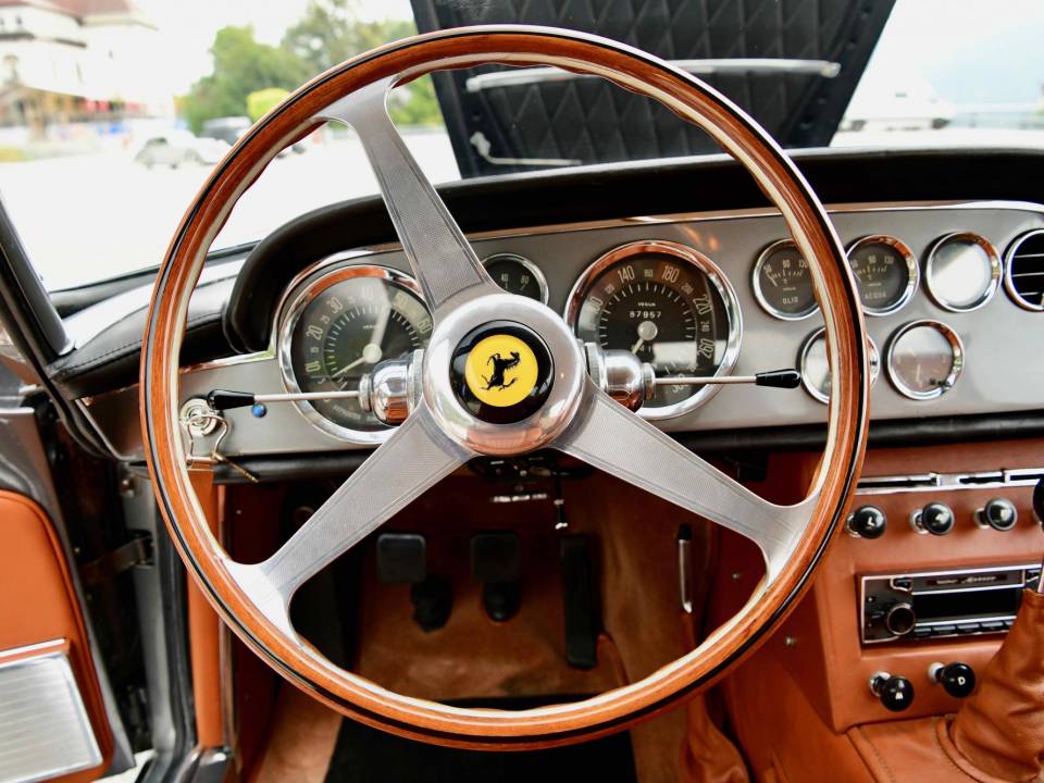 Imagen 42/50 de Ferrari 250 GTE (1963)