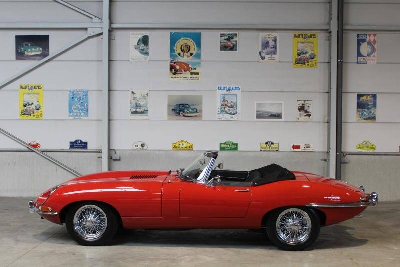 Image 7/11 of Jaguar E-Type (1968)