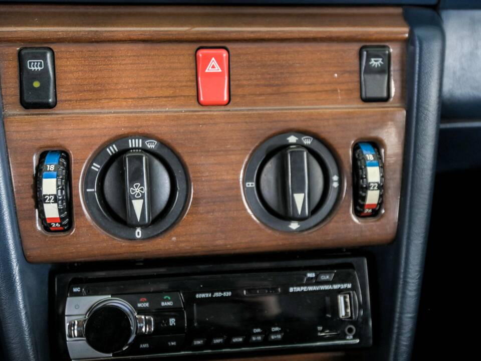 Image 31/50 of Mercedes-Benz 200 (1986)