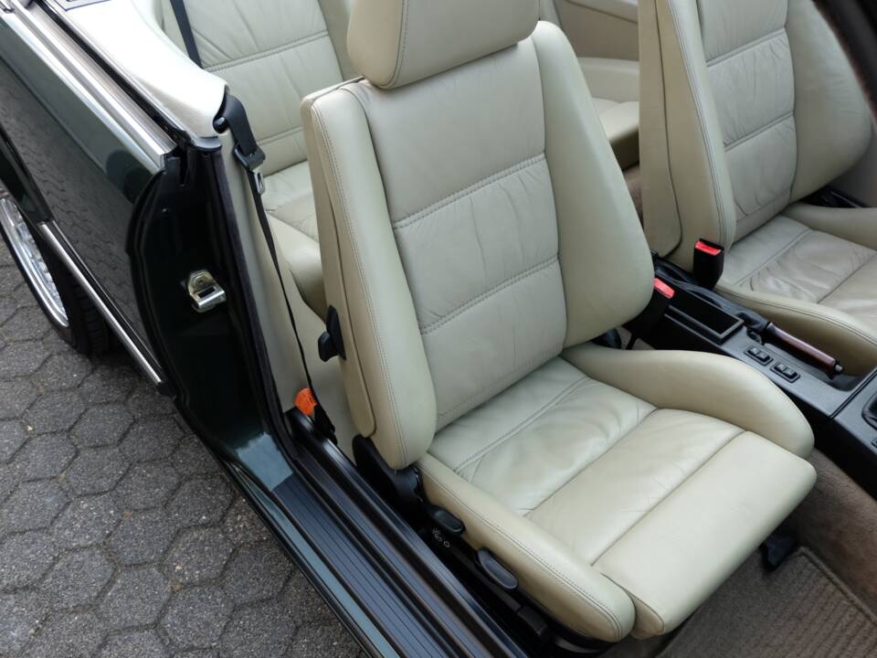 Immagine 27/48 di BMW 325i (1986)