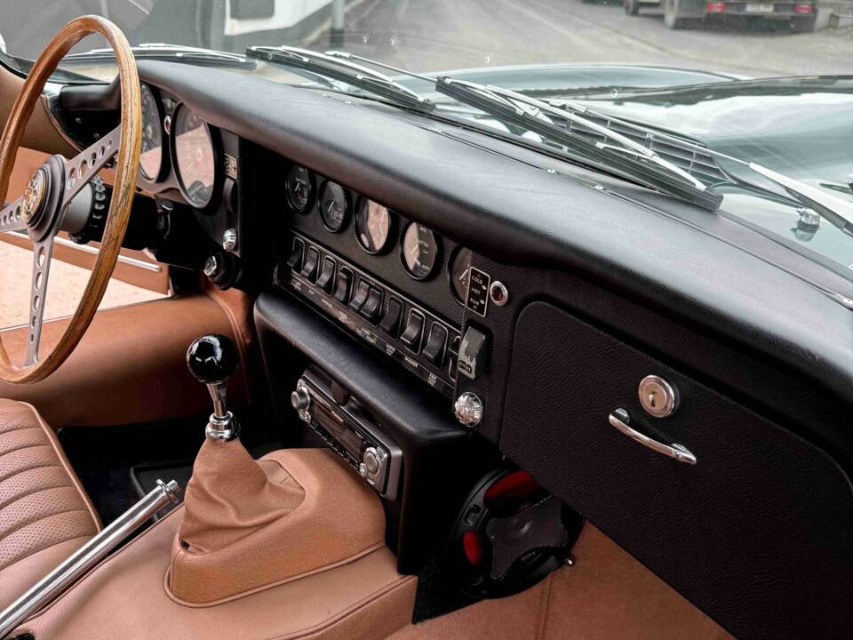 Image 25/50 de Jaguar E-Type (1969)