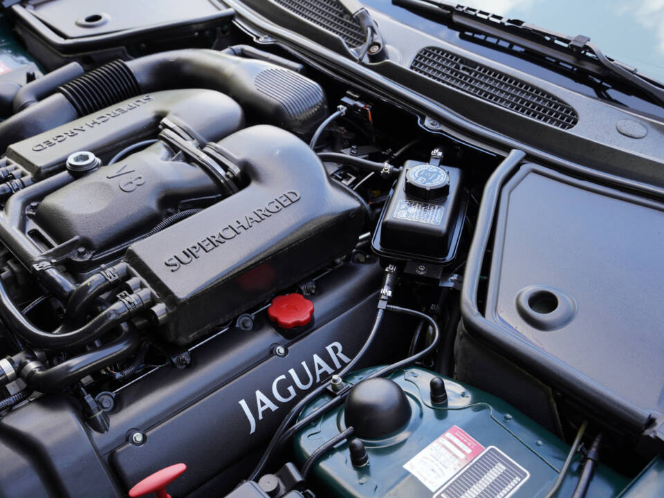 Image 36/50 of Jaguar XKR (2001)