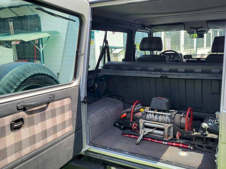 Image 41/55 of Mercedes-Benz 200 GE (SWB) (1990)