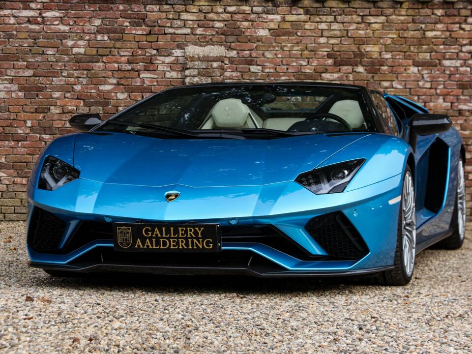 Image 8/50 of Lamborghini Aventador S (2018)