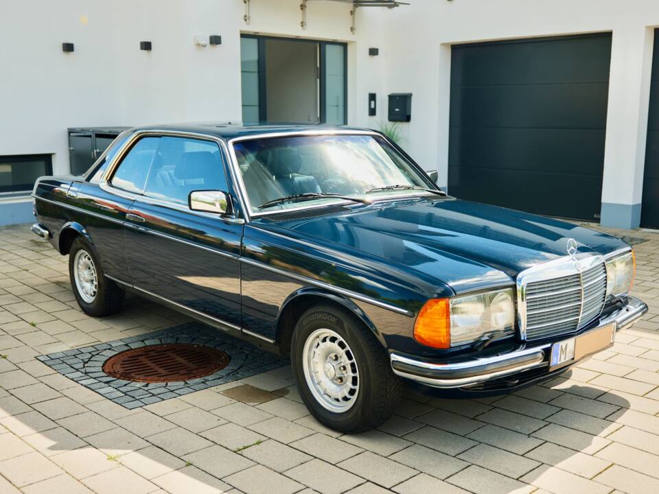 Bild 37/99 von Mercedes-Benz 230 CE (1983)