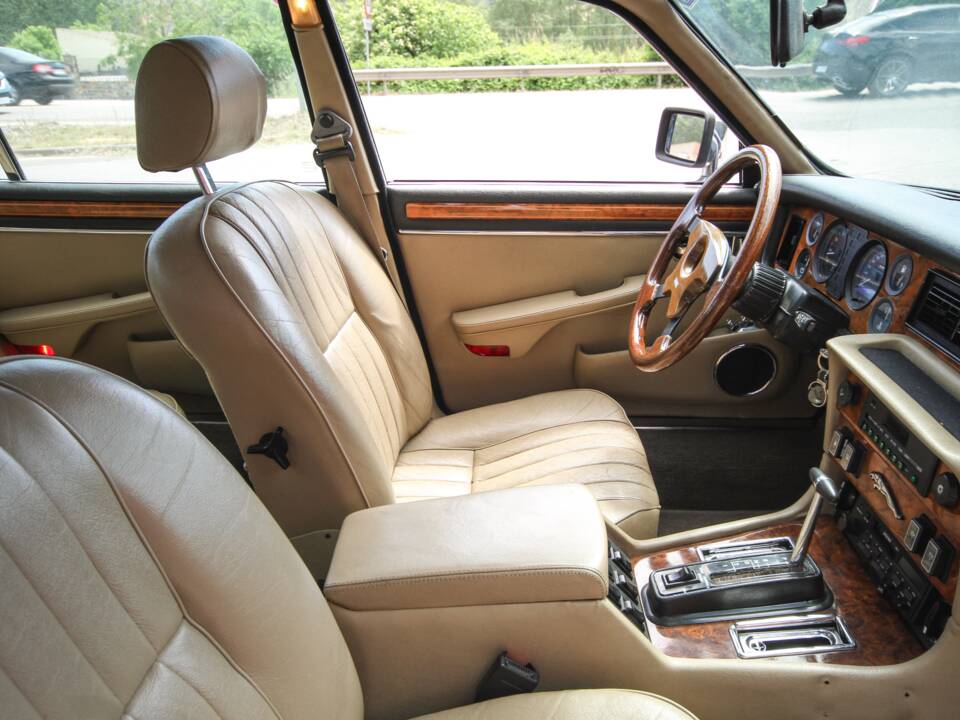 Image 27/44 of Jaguar XJ 12 (1990)