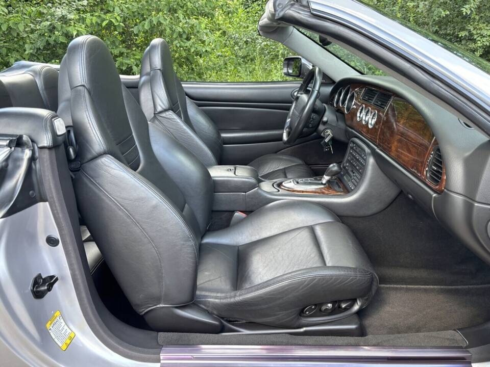 Image 14/28 de Jaguar XKR (2002)