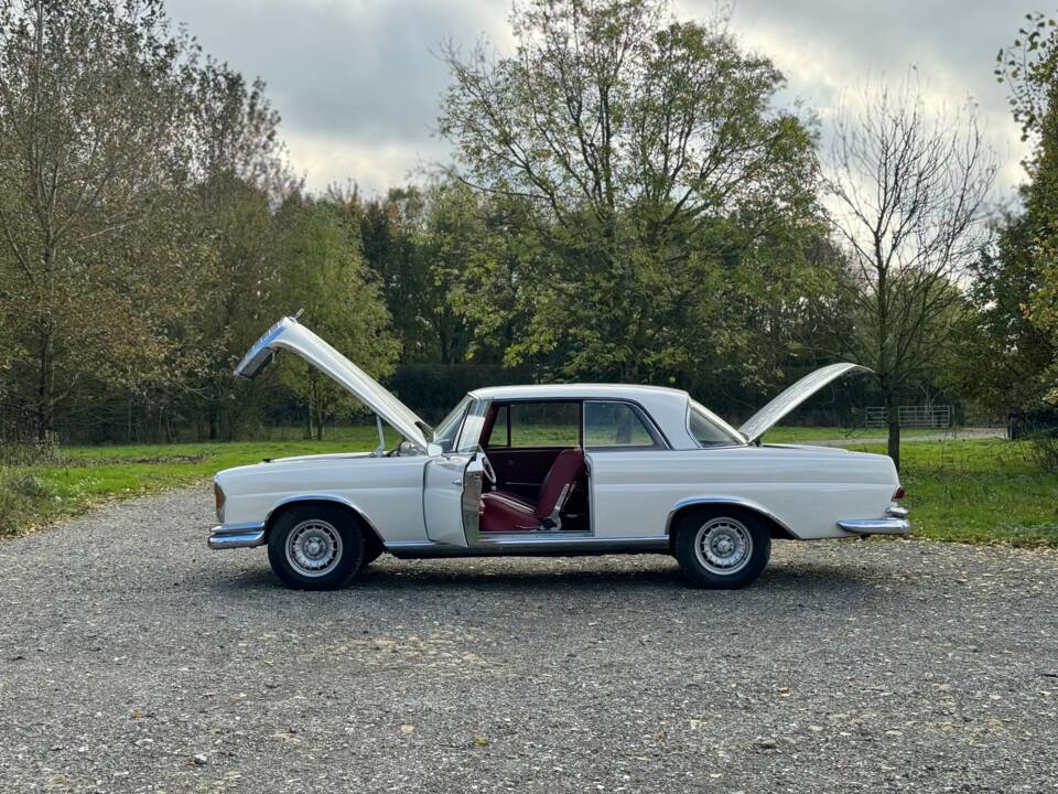 Image 123/132 of Mercedes-Benz 220 SE b (1963)