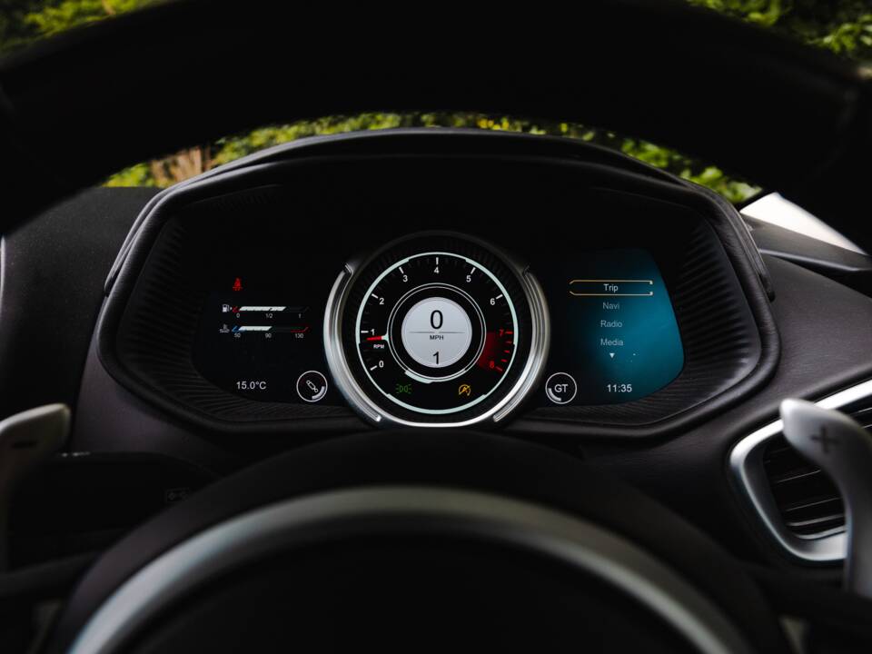 Image 39/39 of Aston Martin DB 11 Volante (2018)