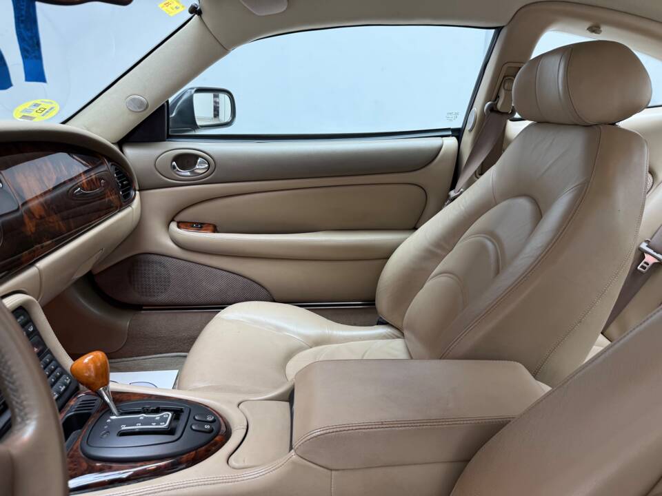 Immagine 15/21 di Jaguar XK8 4.2 (2004)