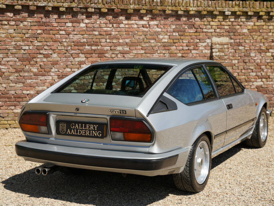 Image 22/50 of Alfa Romeo GTV 6 2.5 (1983)
