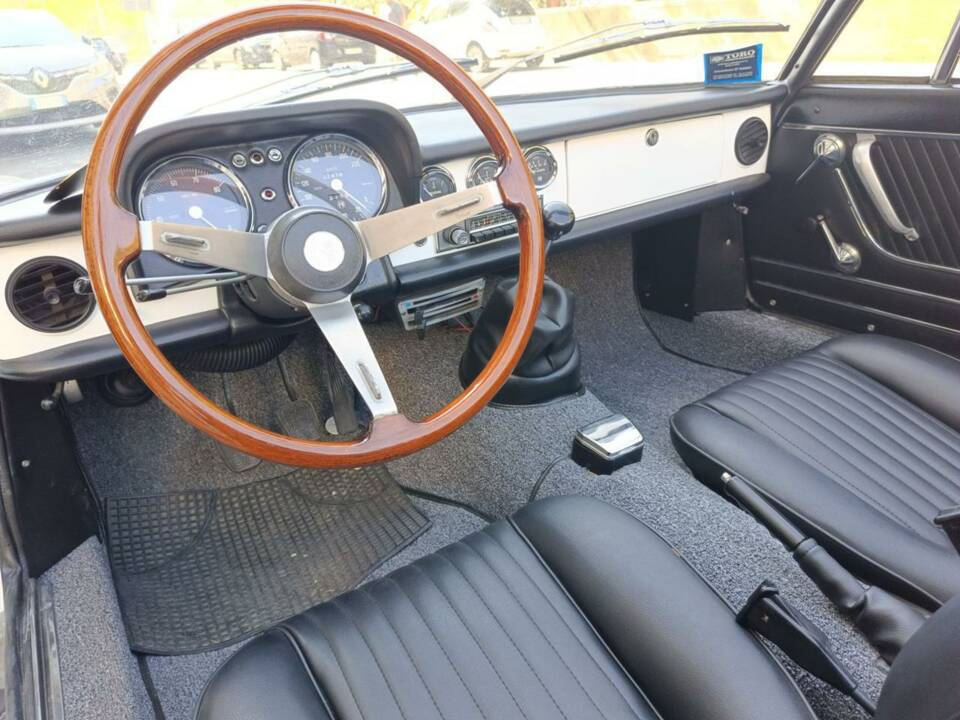 Image 13/50 of Alfa Romeo Spider 1600 Junior (1975)