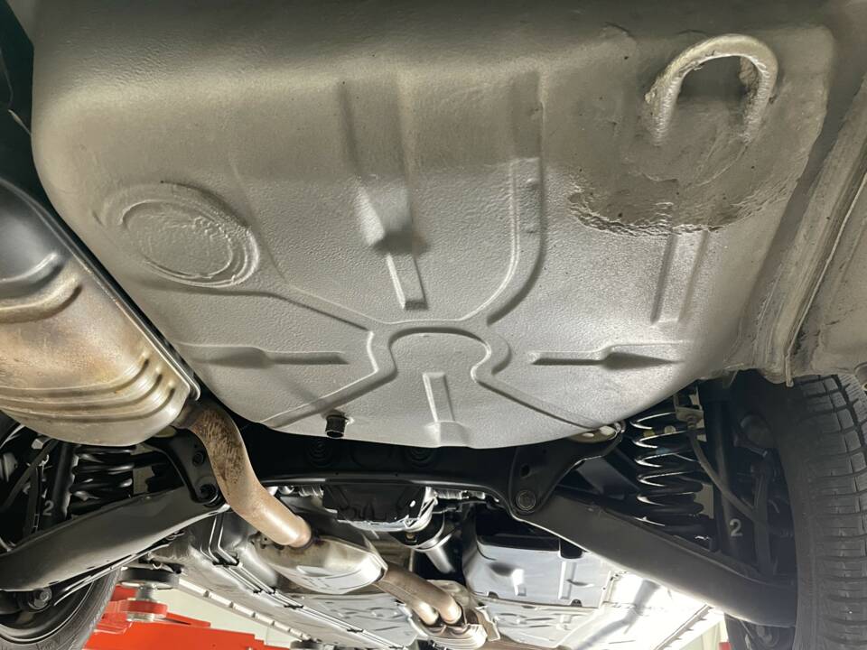 Immagine 22/32 di Mercedes-Benz E 200 (1994)