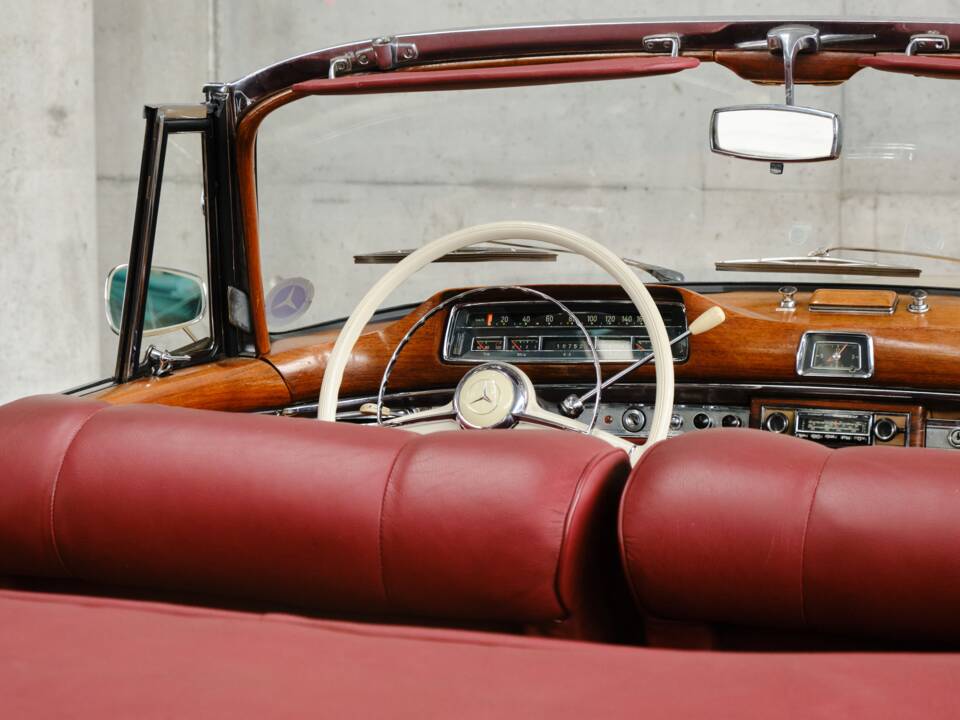 Immagine 46/50 di Mercedes-Benz 220 S Cabriolet (1958)
