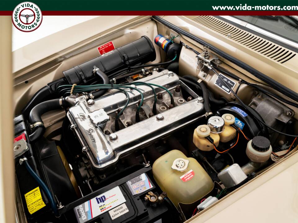 Image 11/14 of Alfa Romeo 2000 GT Veloce (1972)
