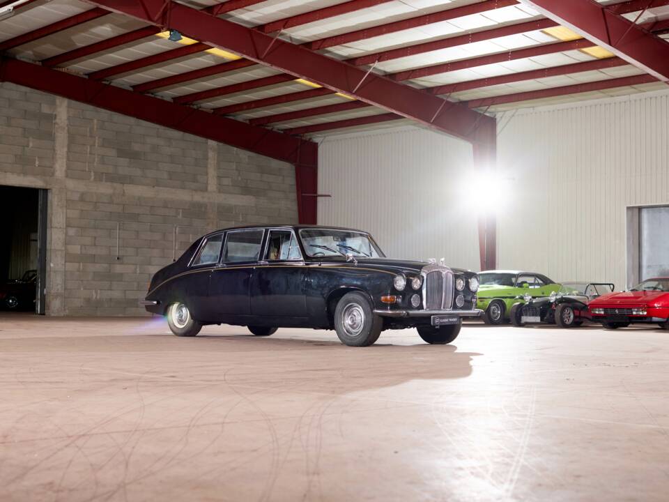 Image 26/70 of Daimler DS 420 (1976)