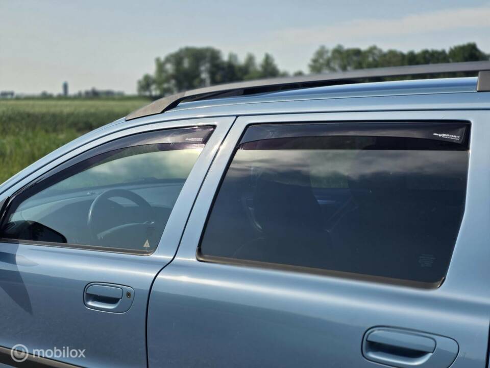 Image 13/40 of Volvo V 70 2.5T (2004)