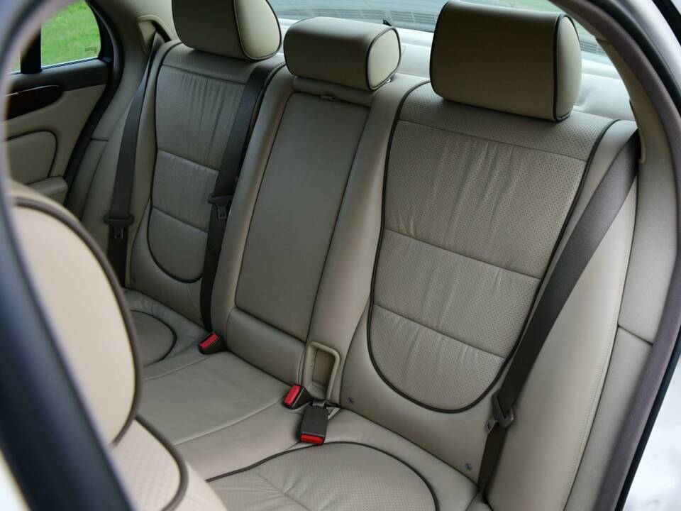 Image 39/50 of Jaguar XJ 8 4.2 (2008)