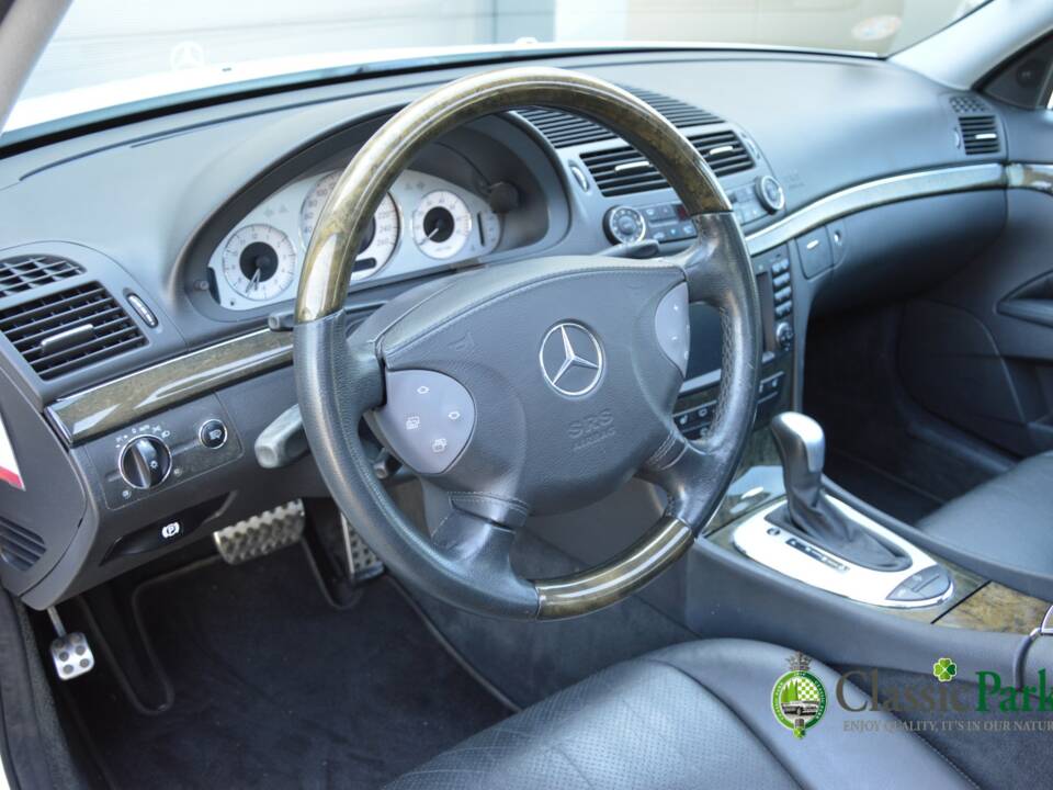 Image 32/50 of Mercedes-Benz E 500 T (2004)