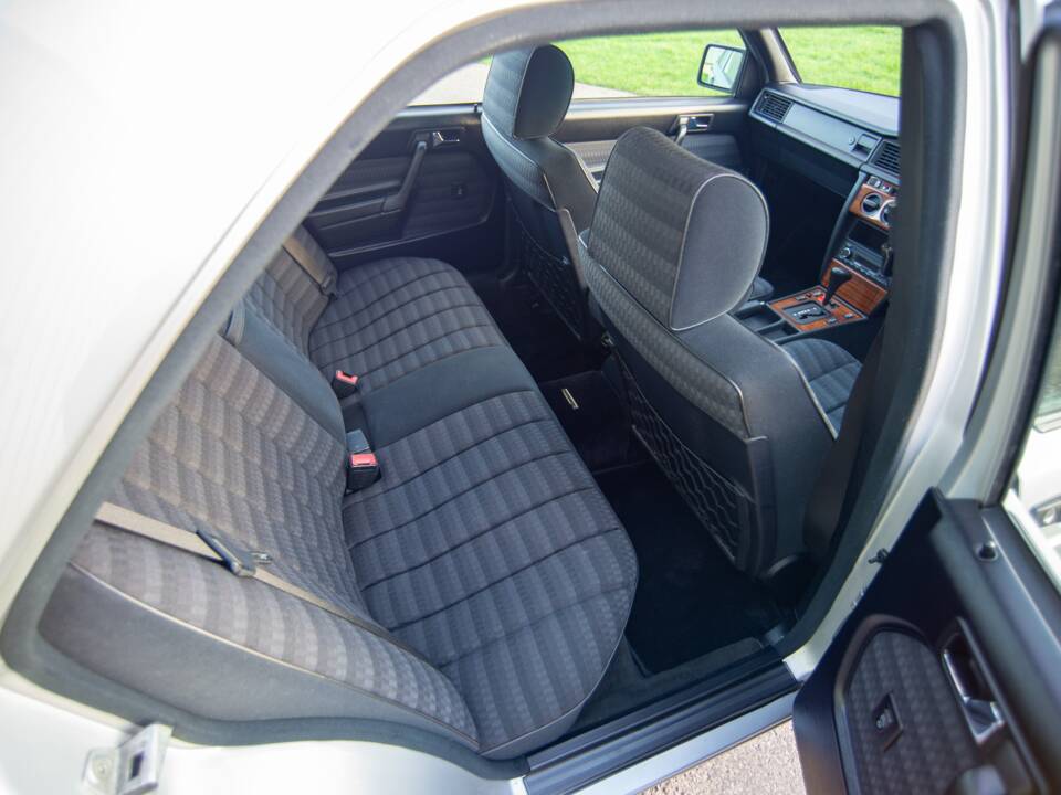 Bild 15/29 von Mercedes-Benz 190 E 2.0 (1992)