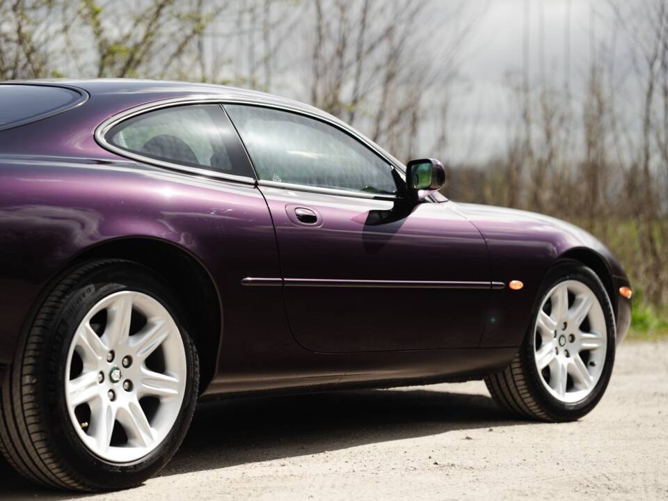 Image 15/42 of Jaguar XK8 4.0 (1999)