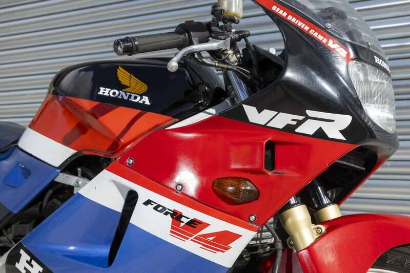 Bild 14/47 von Honda VFR 400 R (1988)