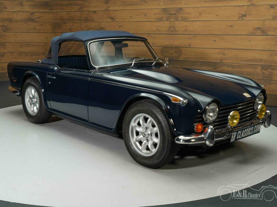 Image 10/19 of Triumph TR 250 (1968)