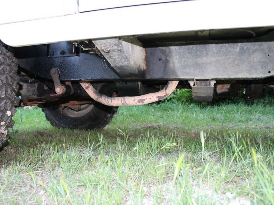 Image 12/33 of Land Rover 88 (1984)