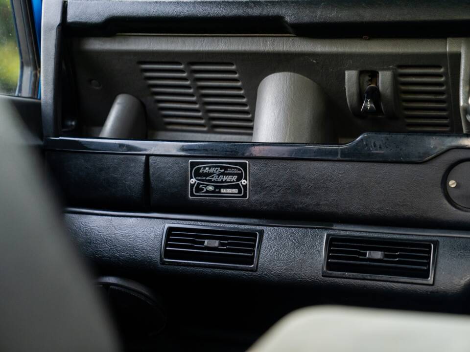 Image 25/50 of Land Rover Defender 90 "50th Anniversary" (1998)