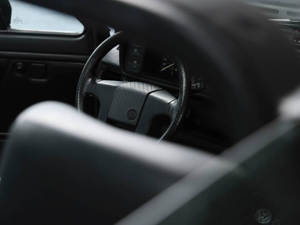 Image 23/36 of Volkswagen Golf Mk I Convertible 1.8 (1993)