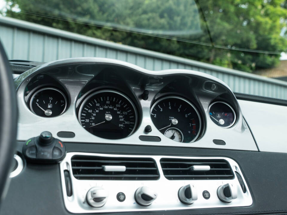 Image 21/53 of BMW Z8 (2001)