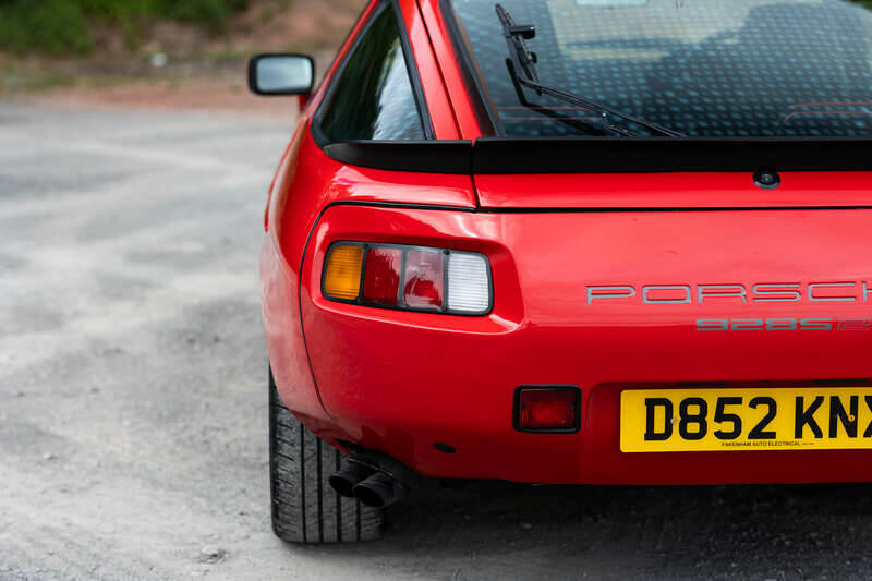 Image 28/50 of Porsche 928 S (1986)