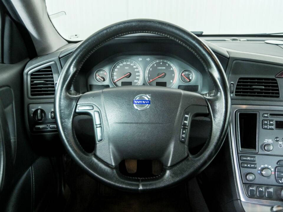 Bild 8/48 von Volvo V 70 2.4 (2006)