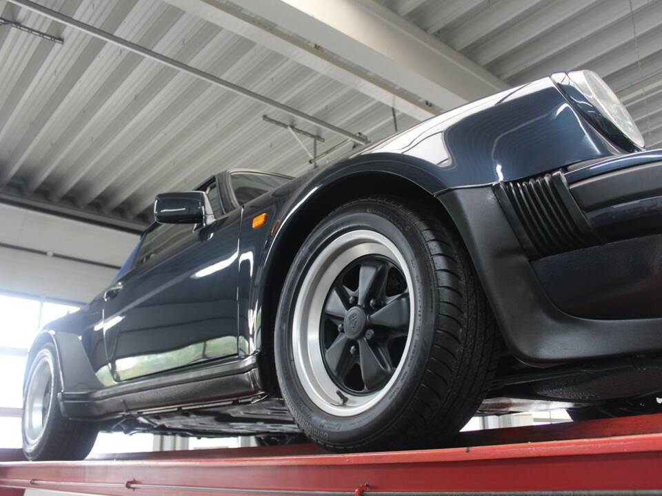 Image 43/50 of Porsche 911 Turbo 3.3 (1988)