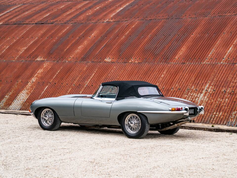 Image 8/34 de Jaguar E-Type (1968)