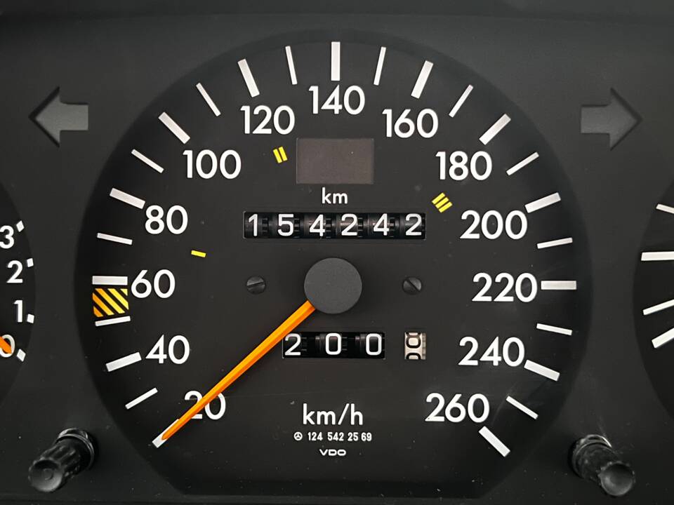 Image 6/32 de Mercedes-Benz 400 E (1991)