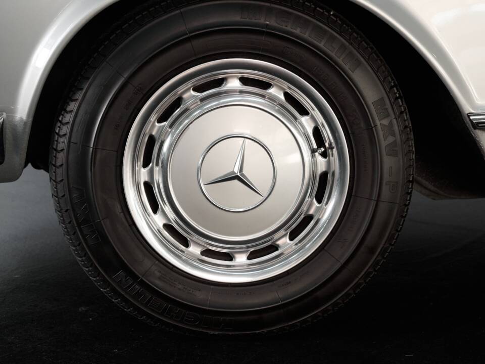 Image 7/50 de Mercedes-Benz 280 SL (1970)