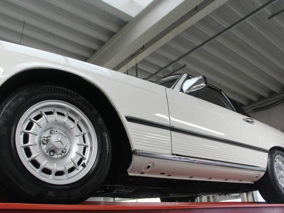 Image 12/50 de Mercedes-Benz 280 SL (1977)